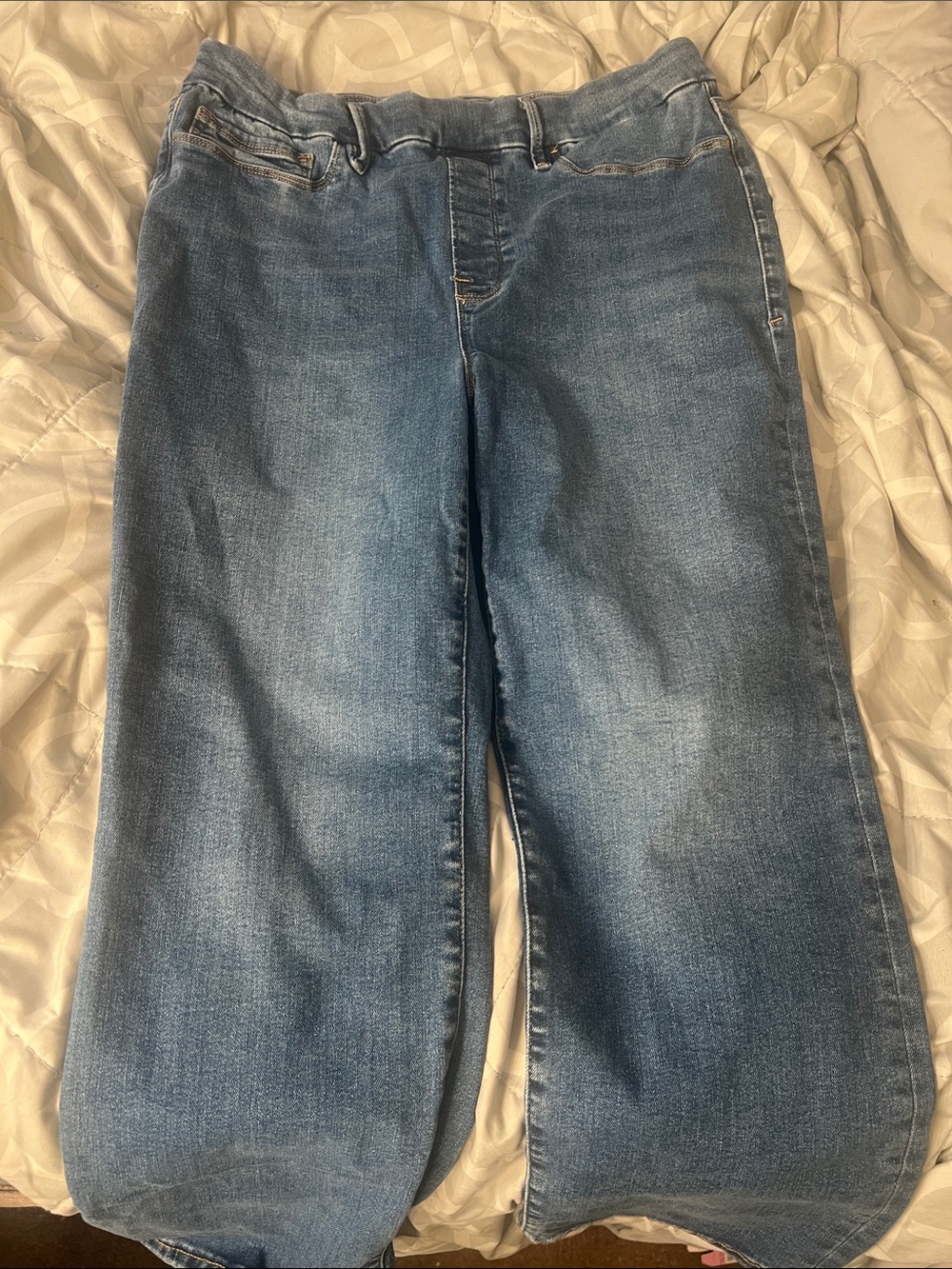 Good American Straight-Leg Jeans in Faded Blue
